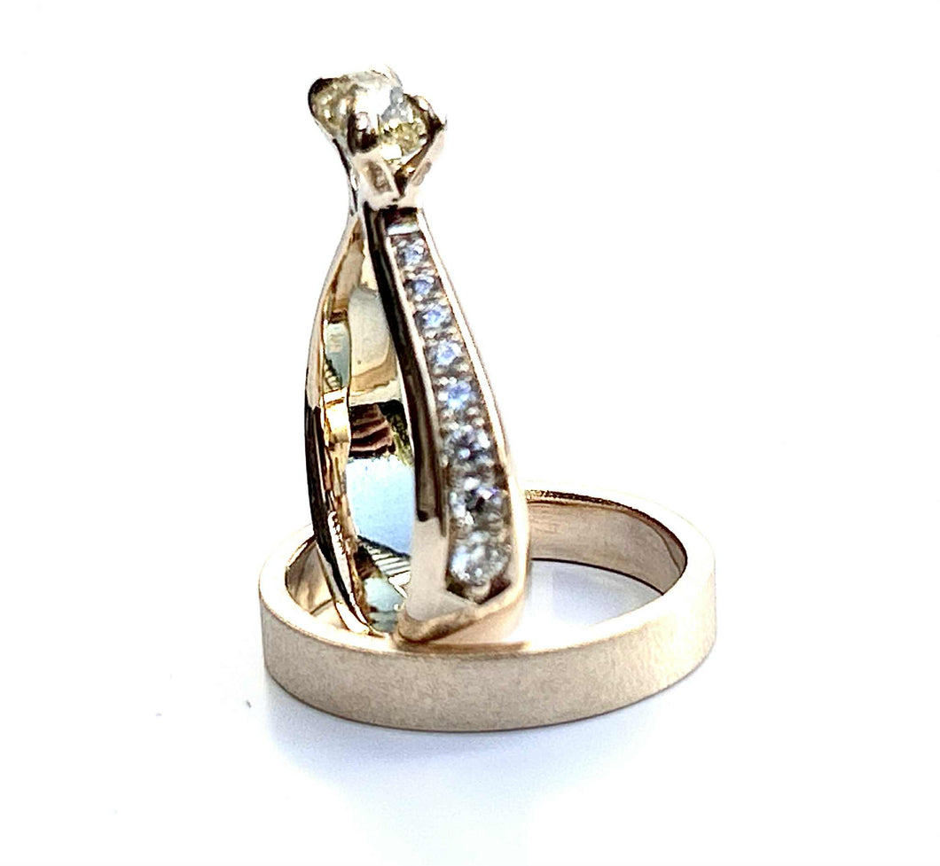 Vielsesringe i gult guld med guld diamant som centersten