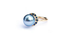 Indlæs billede til gallerivisning Ring - massiv guldring med smuk blå Tahitiperle og blå safirer
